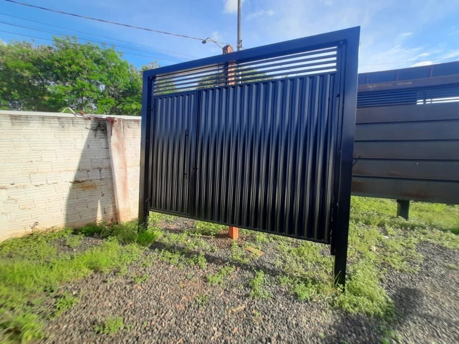 Portão basculante com social embutido em aço fabricado pela Outlet dos Portões em São José do Rio Preto/SP