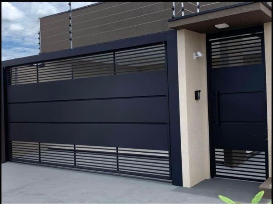 Portão basculante com social separado em aço fabricado pela Outlet dos Portões em São José do Rio Preto/SP