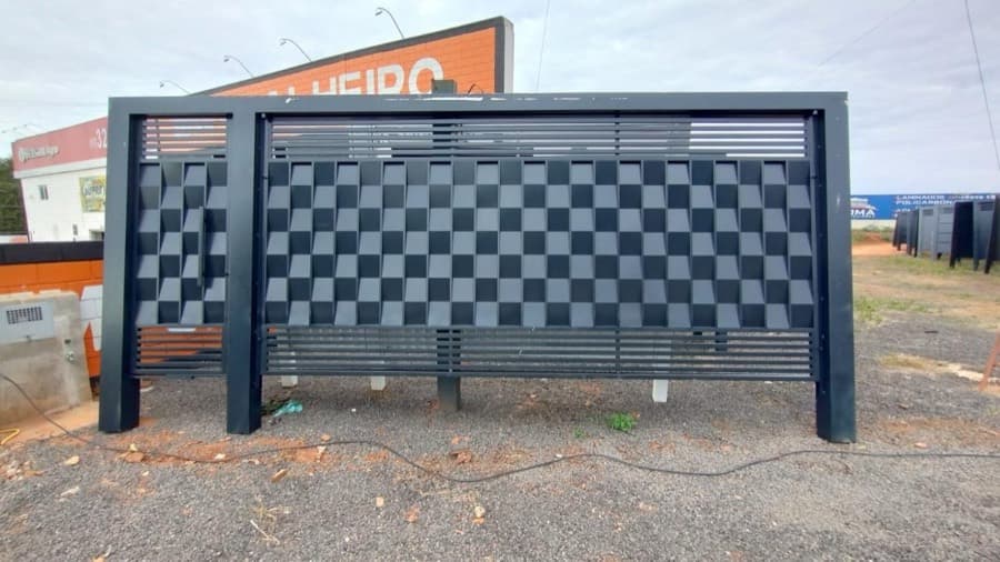 Portão sob medida em aço com desenho personalizado fabricado pela Outlet dos Portões em São José do Rio Preto/SP